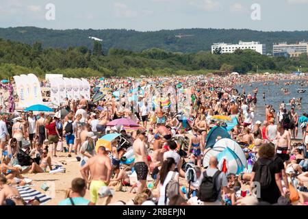 9 luglio 2023. Danzica, Polonia. Gli amanti della spiaggia si godono la tipica calda giornata estiva presso la spiaggia di Brzezno sul Mar Baltico nella città costiera di Danzica, in Polonia. Crediti: Ognyan Yosifov/Alamy Live News Foto Stock