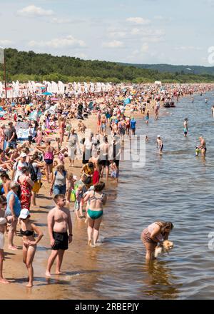 9 luglio 2023. Danzica, Polonia. Gli amanti della spiaggia si godono la tipica calda giornata estiva presso la spiaggia di Brzezno sul Mar Baltico nella città costiera di Danzica, in Polonia. Crediti: Ognyan Yosifov/Alamy Live News Foto Stock