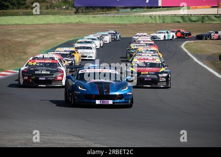 Circuito di Vallelunga, Roma, Italia 9 luglio 2023 - Nascar Whelen Euro Series, EN2 GARA 2. Vetture allineate durante il giro di formazione dopo l'auto di sicurezza in azione su pista. Foto: Fabio Pagani/Alamy Live News Foto Stock