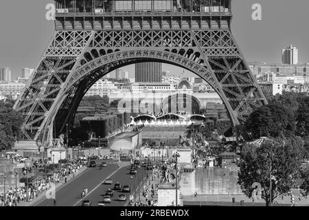 Parigi, Francia - 25 giugno 2023: Vista ravvicinata della spettacolare Torre Eiffel di Parigi in bianco e nero Foto Stock