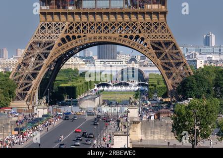 Parigi, Francia - 25 giugno 2023: Vista ravvicinata della spettacolare Torre Eiffel di Parigi Foto Stock