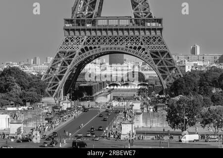 Parigi, Francia - 25 giugno 2023: Vista ravvicinata della spettacolare Torre Eiffel di Parigi in bianco e nero Foto Stock