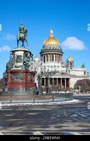 SAN PIETROBURGO, RUSSIA - 2 APRILE 2023: Monumento all'imperatore Nicola i e a San La cattedrale di Isaac. San Pietroburgo Foto Stock