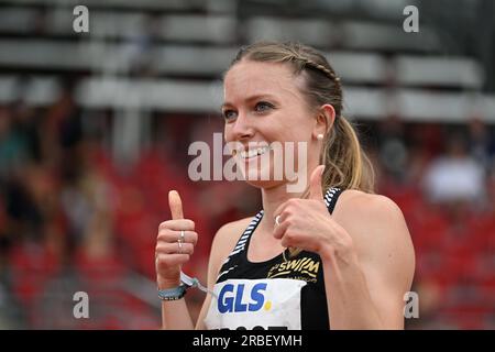 Kassel, Germania. 9 luglio 2023. Atletica leggera: Campionati tedeschi all'Auestadion. 1500m, finale, donne. Katharina Trost fa il saluto. Credito: Swen Pförtner/dpa/Alamy Live News Foto Stock