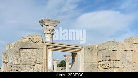 Le colonne della famosa basilica paleocristiana conosciuta come la basilica del 1935 e la cattedrale di San Vladimir a Chersonesus, Sebastopoli, Crimea, Russia. Foto Stock