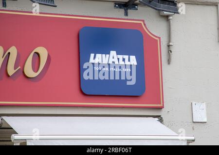 Milano , Italia - 07 05 2023 : catena di marchi con logo Lavazza torino e scritta sulla parete caffetteria facciata pubblicitaria bar ristorante Foto Stock