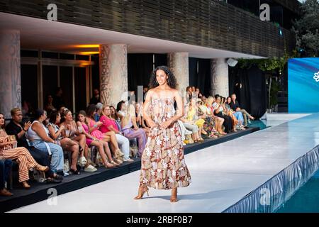 Miami Beach, Stati Uniti. 9 luglio 2023. MIAMI BEACH, FLORIDA - Un modello cammina lungo la pista per il Miami Swim Fashion Show presentato da Tiara Hawaii durante la Miami Swim Week presso l'SLS Hotel l'8 luglio 2023. Credito: Yaroslav Sabitov/YES Market Media/Alamy Live News. Foto Stock