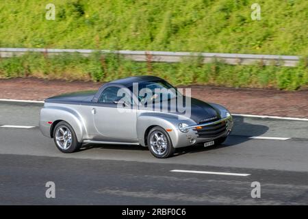 Chevrolet SSR benzina 2005 Silver 5998 cc (Super Sport Roadster) un pick-up retrattile con tetto rigido riavvolgibile realizzato da Chevrolet; viaggia a velocità sostenuta sull'autostrada M6 a Greater Manchester, Regno Unito Foto Stock