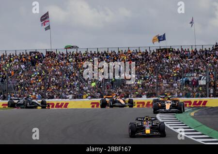 SILVERSTONE - Max Verstappen (Red Bull Racing) con Lando Norris (McLaren) alle sue spalle durante il Gran Premio di Gran Bretagna sul circuito di Silverstone. ANP SEM VAN DER WAL Foto Stock