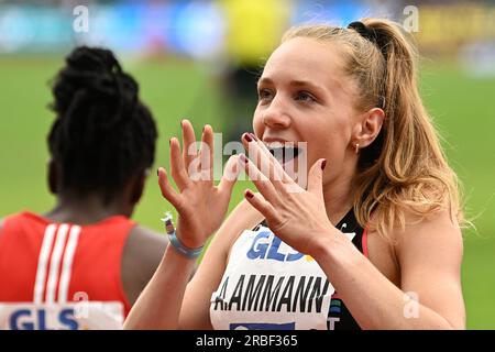 Kassel, Germania. 9 luglio 2023. Atletica leggera: Campionati tedeschi all'Auestadion. 800m, finale, donne. Alina Amman fa il saluto. Credito: Swen Pförtner/dpa/Alamy Live News Foto Stock