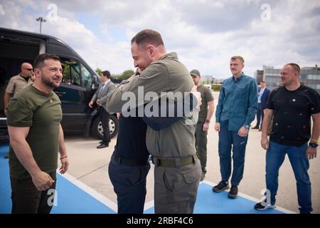 Istanbul, Turchia. 8 luglio 2023. Il presidente ucraino Volodymyr Zelenskyy, a sinistra, guarda come capo dello staff presidenziale Andriy Yermak, a destra, abbraccia Serhii Volynskyi, al centro, un soldato catturato durante l'assedio della acciaieria Azovstal dopo il suo rilascio da parte del governo turco all'aeroporto internazionale di Istanbul, l'8 luglio 2023 a Istanbul, in Turchia. Il presidente turco Recep Tayyip Erdogan ha rilasciato cinque prigionieri di guerra detenuti in Turchia come parte di uno scambio di prigionieri con la Russia. Credito: Ucraina Presidenza/Ucraina Presidenza/Alamy Live News Foto Stock