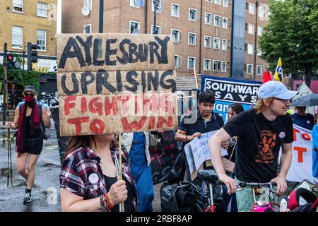 Londra, Regno Unito. 8 luglio 2023. Gli attivisti per l'edilizia popolare di Southwark prendono parte a una giornata d'azione per chiedere la fine della demolizione degli alloggi del consiglio. Gli attivisti di gruppi tra cui Southwark Defend Council Housing, lotta per Aylesbury e Southwark Group of Tenant Organisations, sostenuti da Housing Rebellion, chiesero che i restanti alloggi sociali nella tenuta di Aylesbury fossero rinnovati per gli inquilini del consiglio. Crediti: Mark Kerrison/Alamy Live News Foto Stock