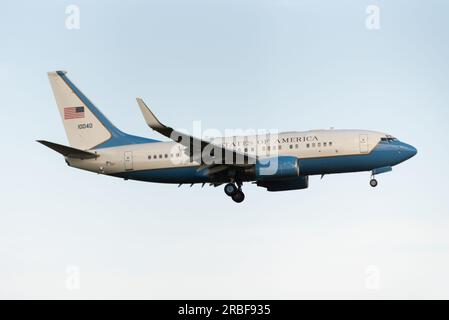 Stansted Airport, Essex, Regno Unito. 9 luglio 2023. Il presidente DEGLI STATI UNITI Joe Biden atterrerà all'aeroporto di Stansted la sera, pronto per gli incontri con il primo Ministro Rishi Sunak e il re Carlo III lunedì. Un Boeing C-40B dell'USAF che utilizza l'indicativo di chiamata SAM370 è atterrato prima dell'arrivo del presidente. L'aeromobile è utilizzato per trasportare personale e attrezzature ed è basato sull'aereo di linea Boeing 737. L'aereo con il numero di serie 10040 è arrivato direttamente da Camp Springs negli Stati Uniti Foto Stock