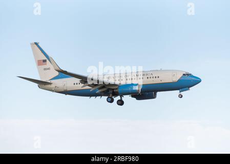 Stansted Airport, Essex, Regno Unito. 9 luglio 2023. Il presidente DEGLI STATI UNITI Joe Biden atterrerà all'aeroporto di Stansted la sera, pronto per gli incontri con il primo Ministro Rishi Sunak e il re Carlo III lunedì. Un Boeing C-40B dell'USAF che utilizza l'indicativo di chiamata SAM370 è atterrato prima dell'arrivo del presidente. L'aeromobile è utilizzato per trasportare personale e attrezzature ed è basato sull'aereo di linea Boeing 737. L'aereo con il numero di serie 10040 è arrivato direttamente da Camp Springs negli Stati Uniti Foto Stock