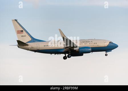 Stansted Airport, Essex, Regno Unito. 9 luglio 2023. Il presidente DEGLI STATI UNITI Joe Biden atterrerà all'aeroporto di Stansted la sera, pronto per gli incontri con il primo Ministro Rishi Sunak e il re Carlo III lunedì. Un Boeing C-40B dell'USAF che utilizza l'indicativo di chiamata SAM370 è atterrato prima dell'arrivo del presidente. L'aeromobile è utilizzato per trasportare personale e attrezzature ed è basato sull'aereo di linea Boeing 737. L'aereo con il numero di serie 10040 è arrivato direttamente da Camp Springs negli Stati Uniti Foto Stock