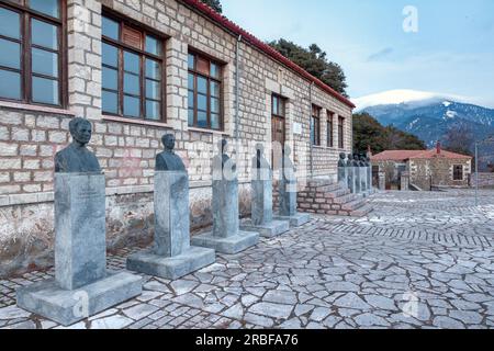 Il Museo Nazionale della resistenza a Viniani, Grecia, Europa. Di fronte, ci sono busti di figure significative del movimento partigiano greco durante la seconda guerra mondiale Foto Stock