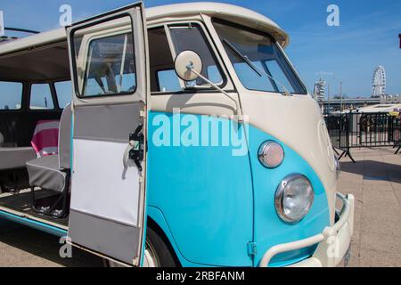 Scheveningen Beach, Paesi Bassi - 22 maggio 2022: VW kombi camper wagen al salone di auto classiche con aria condizionata Foto Stock
