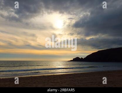 Hoe Point si staglia contro un interessante cielo nel tardo pomeriggio in autunno presso Praa Sands in Cornovaglia. Foto Stock