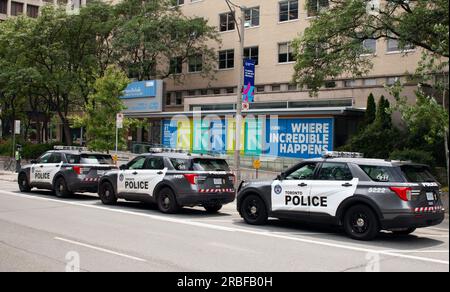 Auto della polizia parcheggiate di fronte al Toronto Rehab - University Centre, 550 University Ave, Toronto Foto Stock