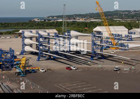 Belfast, Irlanda del Nord, Regno Unito. 7 giugno. 2023. Le pale delle turbine eoliche vengono assemblate nel porto di Belfast presso il terminal eolico offshore prima della spedizione Foto Stock