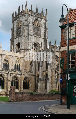 Antica chiesa di St. Marys con vista sulla torre dell'orologio sotto il cielo nuvoloso nel centro di Beverley, Yorkshire, Regno Unito. Foto Stock