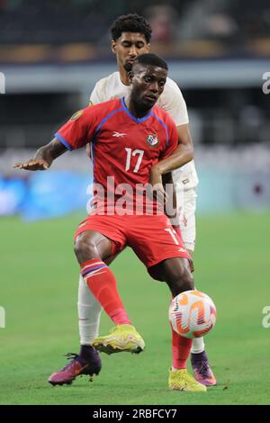 Benbrook, Texas, USA. 8 luglio 2023. JOSE FAJARDO DI Panama (17) e HOMAN AHMED di Panama (14) si aggrovigliano durante la partita dei quarti di finale della Gold Cup di sabato sera allo stadio AT&T di Arlington, Texas. (Immagine di credito: © Brian McLean/ZUMA Press Wire) SOLO USO EDITORIALE! Non per USO commerciale! Foto Stock