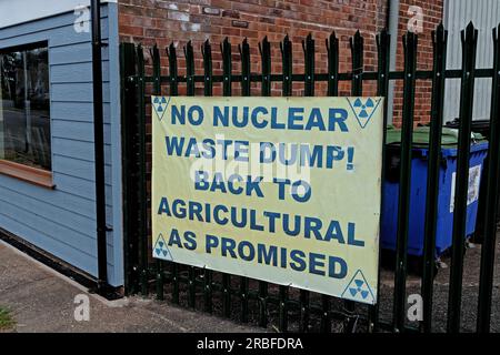 Un poster che protesta contro la possibilità di seppellire scorie nucleari sotto la zona costiera del Lincolnshire vicino alla città costiera di Mablethorpe, Regno Unito Foto Stock