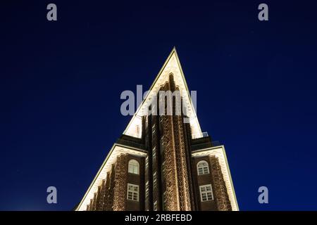 Amburgo, Germania - 15 giugno 2023: Chilehaus o Casa del Cile nel quartiere Kontorhaus illuminata di notte. Foto Stock