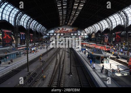 Amburgo, Germania - 15 giugno 2023: Hamburg Hauptbahnhof o stazione ferroviaria centrale piattaforme interne e treni. Foto Stock