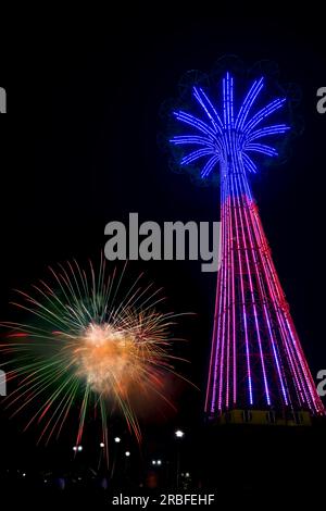 Visualizzazione fuochi d'artificio del 4 luglio. Coney Island Parachute Jump, Brooklyn, New York, USA Foto Stock