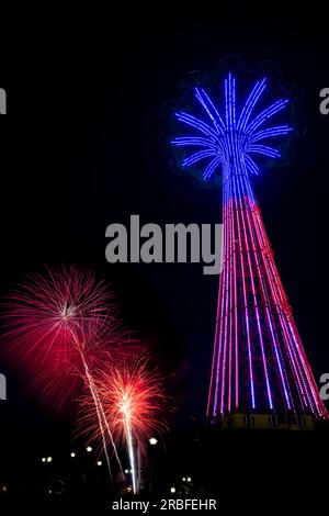 Visualizzazione fuochi d'artificio del 4 luglio. Coney Island Parachute Jump, Brooklyn, New York, USA Foto Stock