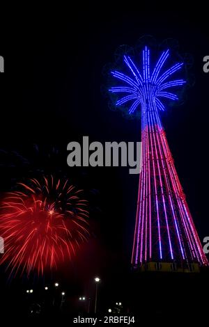 Visualizzazione fuochi d'artificio del 4 luglio. Coney Island Parachute Jump, Brooklyn, New York, USA Foto Stock