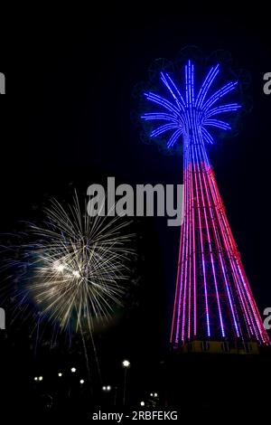 Visualizzazione fuochi d'artificio del 4 luglio. Coney Island Parachute Jump, Brooklyn, New York, USA Foto Stock