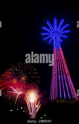 Visualizzazione fuochi d'artificio del 4 luglio. Coney Island Parachute Jump, Brooklyn, New York, USA Foto Stock