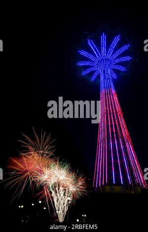 Visualizzazione fuochi d'artificio del 4 luglio. Coney Island Parachute Jump, Brooklyn, New York, USA Foto Stock