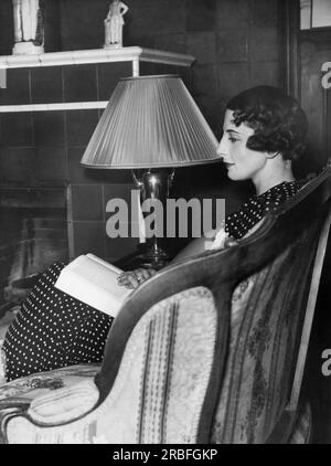 California: Agosto 1935 la campionessa di tennis Helen Wills Moody si rilassa e legge un libro a casa sua. Foto Stock