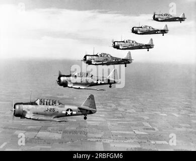 Stati Uniti: c. 1938 sei aerei della North American Texan SNJ Navy che volano in formazione. Foto Stock