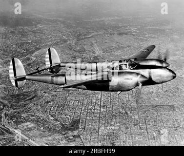 Stati Uniti: 1940 una vista in volo di un caccia Lockheed P-38 Lightning utilizzato dall'United States Army Air Force. Foto Stock