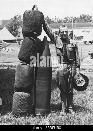 Stati Uniti: 28 luglio 1917 Un allievo ufficiale si trova accanto a un guscio da 14 pollici che pesa 1070 libbre. Nei sacchi ci sono 325 libbre di polvere senza fumo. Foto Stock