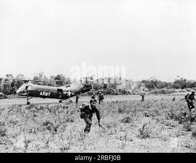 Vietnam: Maggio 1962 i fanti vietnamiti si appassionano alla ricerca dei ribelli Viet Cong. Circa 1.000 soldati sono stati sollevati in aereo negli Stati Uniti Elicotteri dell'esercito assistiti dalle forze statunitensi che agiscono come consulenti e istruttori. Foto Stock