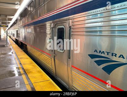 Lorton, Virginia, USA - 23 giugno 2023: Un treno Amtrak Auto alla stazione che si prepara a trasportare passeggeri e auto in Florida. Foto Stock