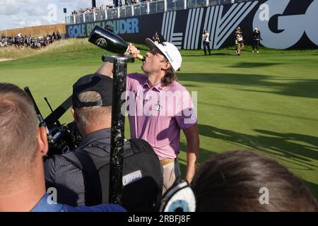 St Albans, Hertfordshire, Regno Unito. 9 luglio 2023. CAM Smith vince l'evento LIV Golf London al Centurion Golf Club nonostante un uccellino mancato all'ultima buca si impossessa della tradizionale bottiglia di champagne su 18 green credito: Motofoto/Alamy Live News Foto Stock