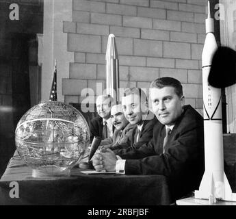 Washington, D.C.: 1 febbraio 1958 i migliori scienziati statunitensi che lavorano al lancio del primo satellite americano nello spazio. L-R: William Pickering, California Institute of Technology, Dr. Edward Manring, Cambridge, Massachusetts, Dr. James Van Allen, Iowa University e Dr. Wernher Von Braun, National Academy of Science. Il satellite, Explorer, e' stato lanciato ieri sera. Foto Stock