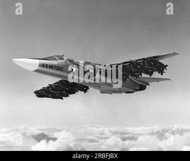 Stati Uniti: c. 1966 un'illustrazione di come il nuovo bombardiere General Dynamics F-111 Aardvark sarà in grado di trasportare 48 bombe convenzionali del peso di 750 libbre a testa sotto le sue ali Foto Stock