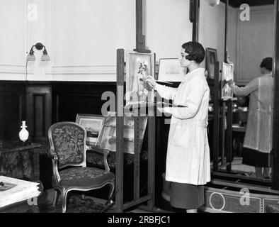 California: Ottobre 1935 la campionessa di tennis Helen Wills Moody dipinge su un cavalletto in casa sua. Foto Stock