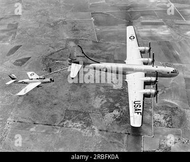 Stati Uniti: 1950 Un caccia-bombardiere Republic F-84F Thunderstreak viene rifornito in volo da un aereo cisterna Boeing Foto Stock