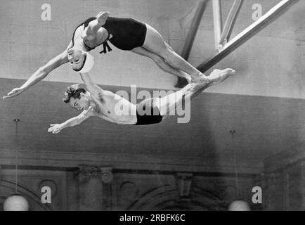 San Francisco, California: Maggio 1939 i campioni nazionali di trampolino Helen Crlenkovich e Ted Needham mentre praticano immersioni simultanee. Foto Stock