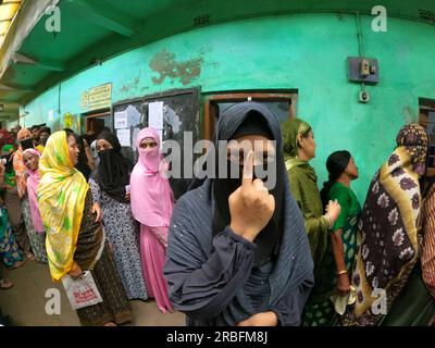 Howrah, India. 8 luglio 2023. 8 luglio 2023, Howrah, India: Un elettore musulmano, mostra il dito marcato con inchiostro indelebile dopo aver espresso i propri voti per il "Panchayat" del Bengala Occidentale o le elezioni locali, alla periferia di Calcutta l'8 luglio 2023 a Calcutta, in India. (Foto di Dipa Chakraborty/ Credit: Eyepix Group/Alamy Live News Foto Stock