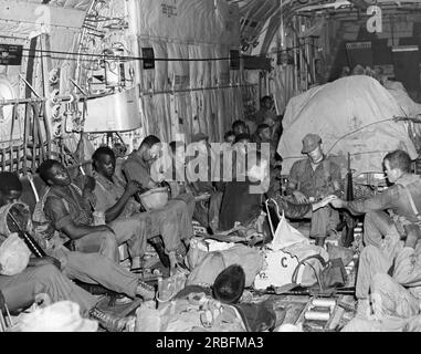 Vietnam: Giugno 1966 Un U.S. L'Air Force C-130 con i soldati della 101st Airborne Division si dirige verso l'operazione Austin a nord di Saigon. Foto Stock