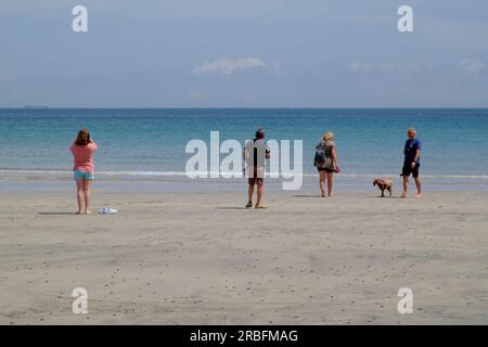 Coverack è un villaggio di mare e pescatori sulla penisola di lucertola in Cornovaglia, Regno Unito. La gente si gode una giornata di sole in spiaggia Foto Stock